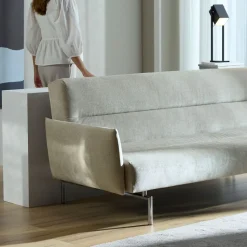 Innovation Living Jillis-vuodesohva käsinojilla